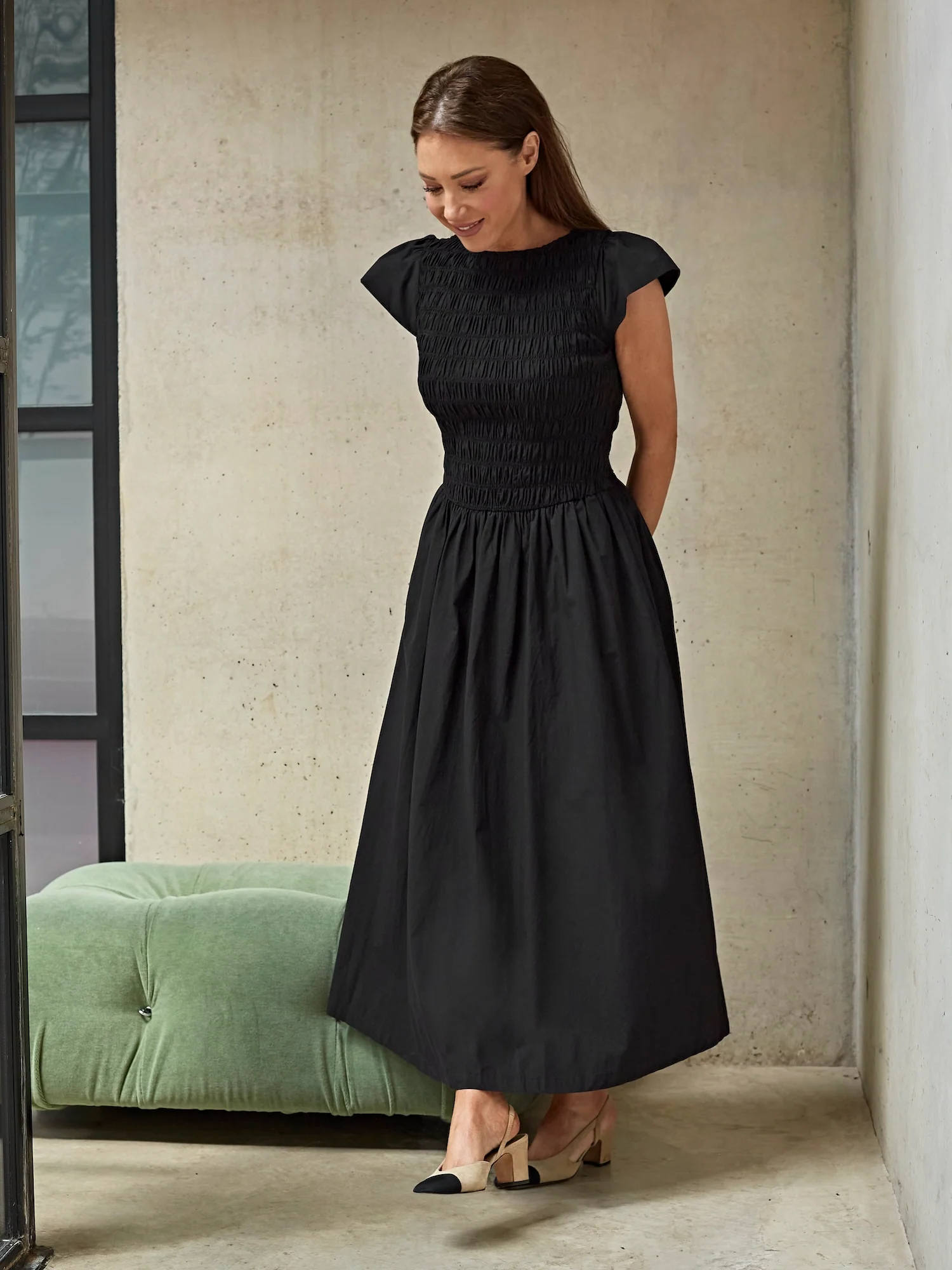 'ELIZABETH' SHIRRED BODICE SHORT SLEEVE MIDAXI DRESS BLACK - Image 3